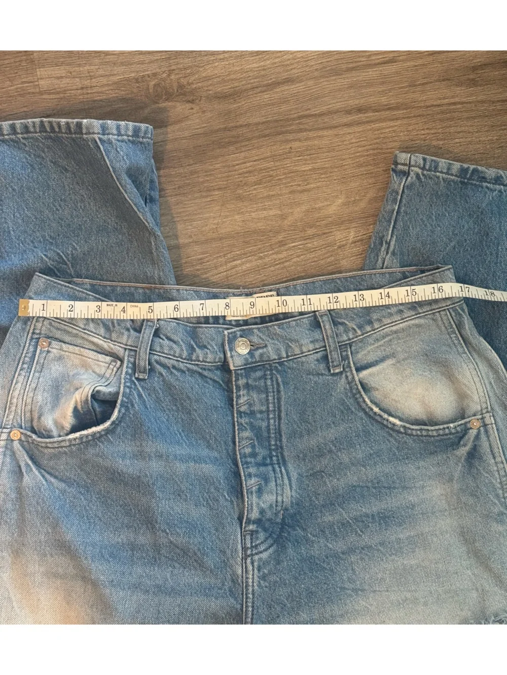 Free People We The Free Barrel Jeans size 32 light distressed wash